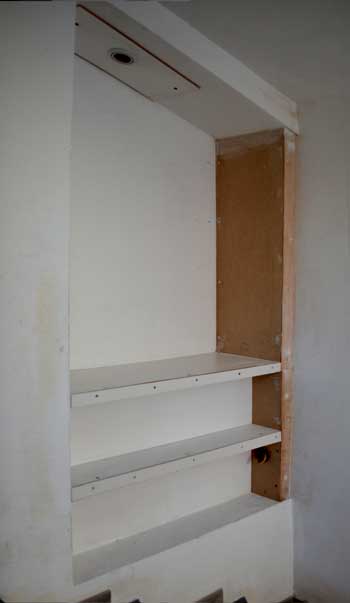photo-diy-staircase-shelves-4
